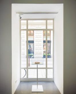 One Stone, 2022, sculpture by Jurgis Gečys, displayed in a glass case at Bildraum 01, Vienn